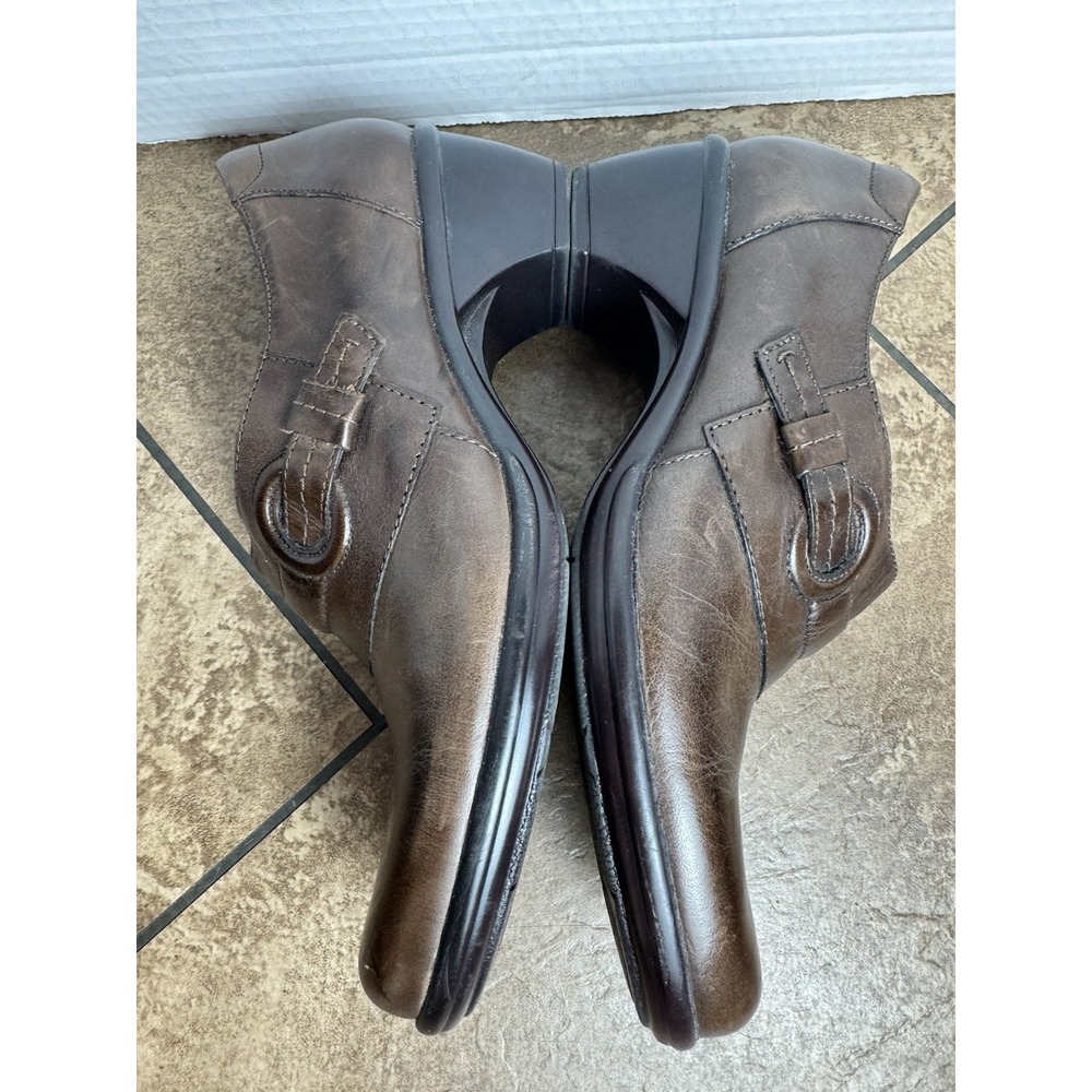 Clarks Boots Womens 9M Brown Ankle Booties Leather Heels Buckle Side Zip - Picture 7 of 9